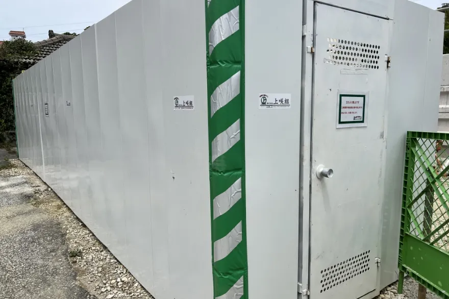 足場には施錠可能な扉を設置し、関係者以外の立ち入りを防止しています