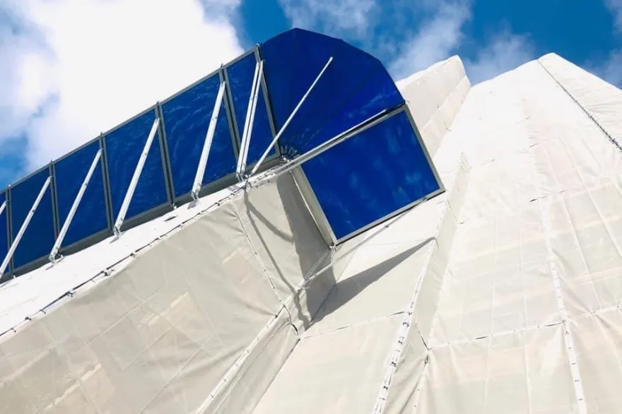 飛来・落下物を防ぐため、朝顔（防護ネット）を設置し安全対策を徹底しています。